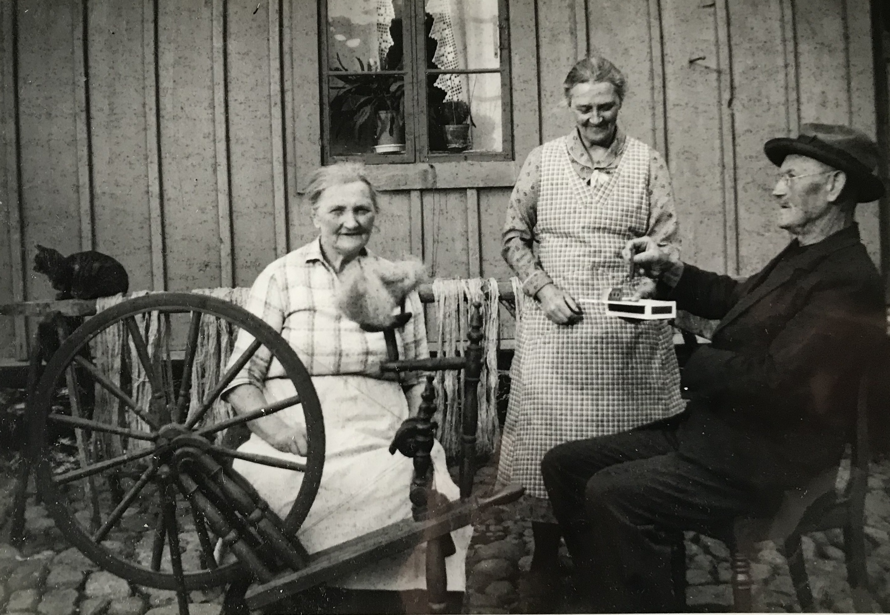 1940-talet. Thilda vid spinnrocken, Maria och Thildas bror Nils-Petter