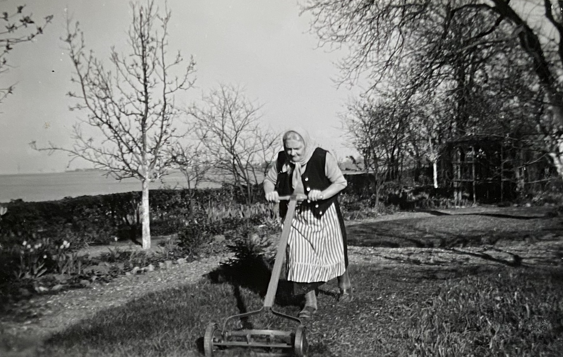 Maria Andersson klipper gräs