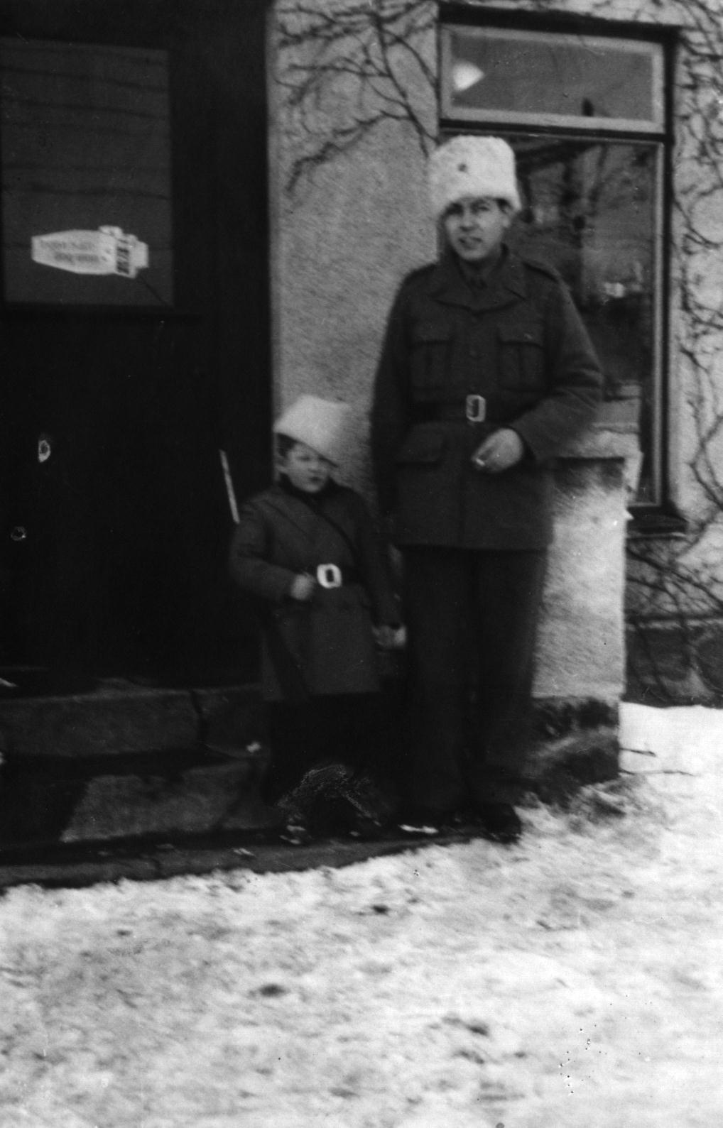 Lanthandlaren Erik Persson med sonen Jörgen, kring 1940
