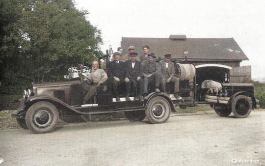 1929 Jonstorps brandkår Chaufför Karl Magnusson. Främre raden fr.v. Hilbert Nilsson, Cornelius Lövgren, Joel Svensson, Gustav Åkerberg. Bakre raden fr.v. Agne Åkerberg, Kalle Hyberg, Edward Lindhe.