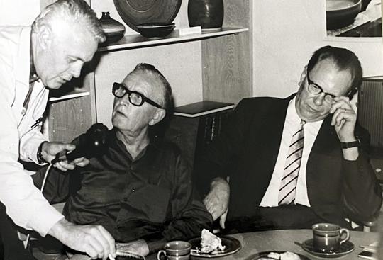 Den 13 september 1967 hade keramikfabriken Andersson & Johansson besök av "Skivor till kaffet" med Bertil Perrolf som värd. Från vänster Bertil Perrolf, John Andersson och Gösta Sigfridsson. "Skivor till kaffet" var ett radioprogram som sändes mellan 1957 och 1993.
