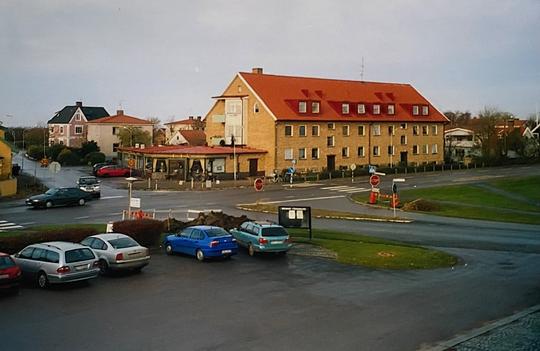 Korsningen Brovägen, väg 111 och Brunnbyvägen 2005.