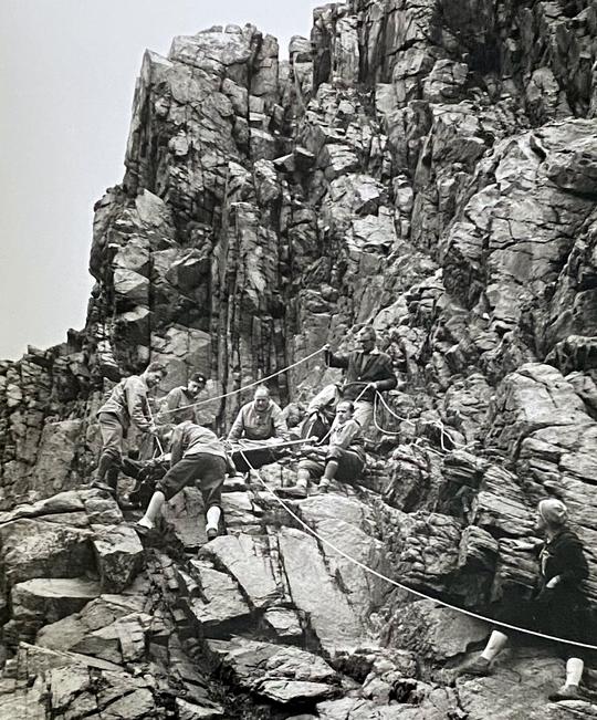 Danska bergsklättrare från Danmark var på Kullaberg 1961. En av de tolv klättrarna, Eigil Bonde, föll mycket illa och slog i huvudet. Efter en dramatisk räddning kunde han dock komma i säkerhet.