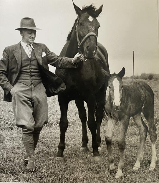 Lantbrukare Malte Jönsson i Glimminge med stoet Corry och hennes föl Volga. Fotografiet togs 22 maj 1957.