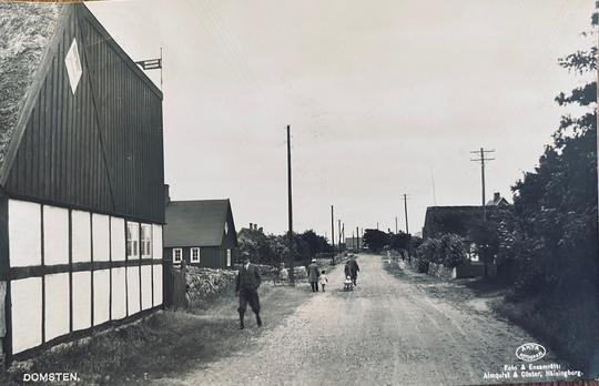 Bygatan i Domsten på 1930-talet. I huset till vänster bodde konstnären Bengt Orup från 1941 fram till sin död 1996.