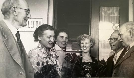 De sista telefonisterna på Arilds telefonstation slutade hösten 1953. Från vänster på bild Arvid Larsson, Inez Svensson, Kerstin Andersson, Gunvor Andersson, Johan Nilsson och David Andersson.