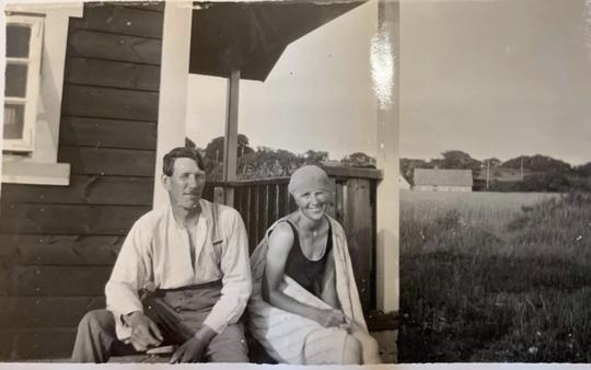 Farfar Sture och Olga (kusiner) vid Olgas badstuga i Hittarp