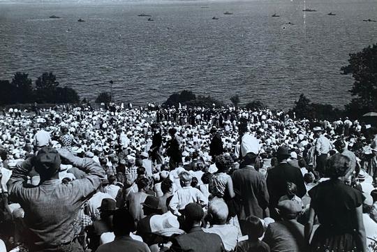 Otroligt många människor beskådade marinens övning Operation Kullen 1955.