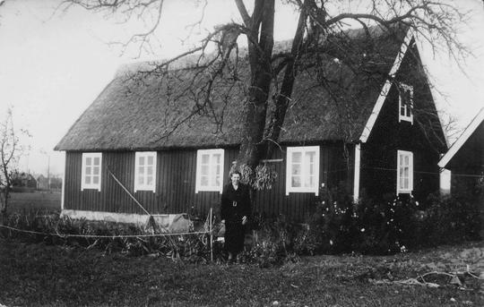 Signe Persson framför huset i Tånga