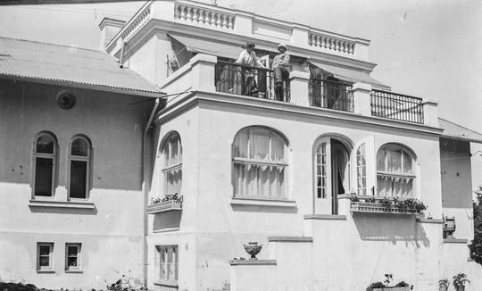 Höganäs 1917, Villa Horndahl/Widdings villa, Annie Berg (fadern startade Allers i Helsingborg) och Anna Sjöqvist.