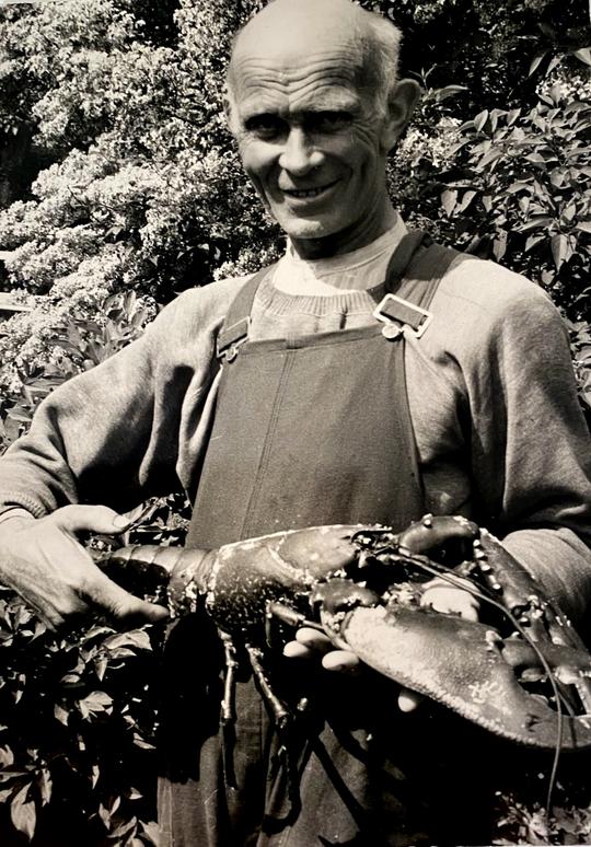 Johan Brandt visar upp sin rekordstora hummer. Bilden troligen tagen på 1950-talet.