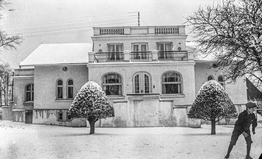 Höganäs 1917, Villa Horndahl/Widdings villa, Vinterbild. Nils Horndahl längst ner till höger.