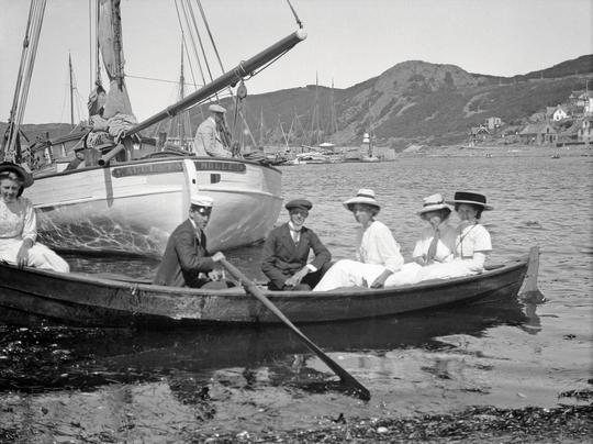 Mölle Badgäster i roddbåt, segelskutan Augusta av Mölle