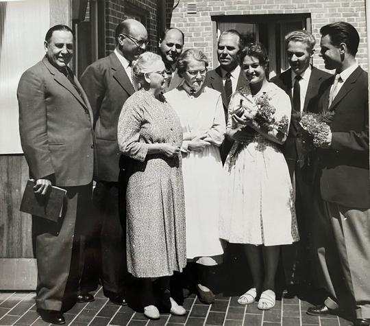 Ingeborg Nyberg, Sven Lundin och ackompanjatör Lennart Wessberg på trappan till Väsby ålderdomshem den 22 juni 1959. Övriga: förre bagaremästare Bror Sandberg, kamrer Eric Jönsson, socialvårdsnämndens ordförande Carl Oscar Zerman, syster Anna, fru Anna Kropp och köpman Folke Jönsson.