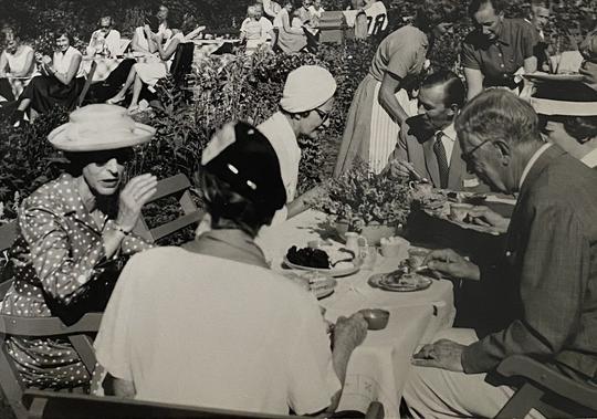 Gustav VI Adolf och drottning Louise drack kaffe på Flickorna Lundgrens på Skäret i Arild. Kungen var stamgäst mellan 1945 och 1973.