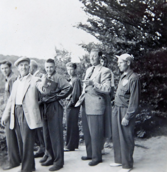 Møns klint 1952, domaren Hans Bille i keps längst fram till vänster