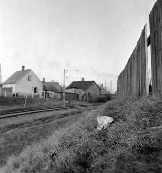 Hus, räls och staket 1951