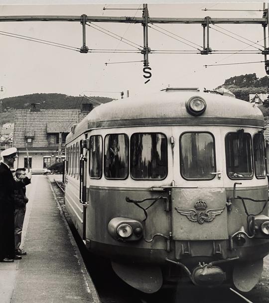 År 1910 firades ankomsten av det första tåget till Mölle. Stationshusen stod klara, räls och perronger beredda att ta emot passagerare och gods. Möllebor och inbjudna gäster hälsade under fanor och banderoller. Det sista tåget, en rälsbuss, lämnade Mölle 1963.