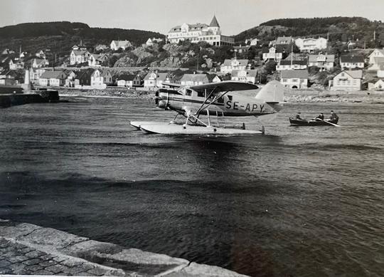 Mölle hamn gästades av ett Se-APY flygplan någon gång mellan 1944 och 1949. Planet tillverkades 1944 och förstördes vid en hangarbrand 1949-01-26.