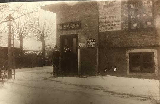 1896 Alfred och Nils Åberg framför affärslokalen