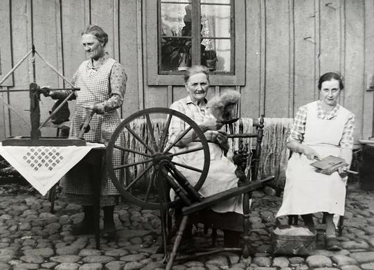 1940-talet Maria, Thilda och Anna Andersson vid spinnrocken