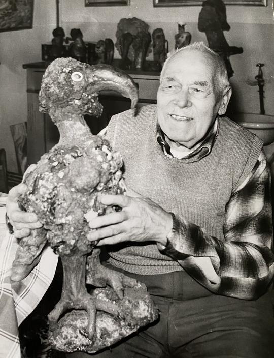 Carl Wallentin 1967, målaremästare, målare och skulptör, här med en havsörn. Född 1879 i Gånarp och död 1970 i Mölle.