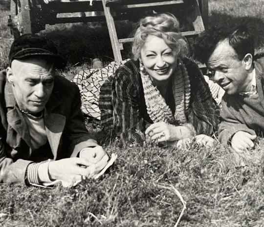 Gycklarnas afton från 1953. Filmen regisserades av Ingmar Bergman, som även skrev filmens manus. Handlingen utspelar sig kring en grupp cirkusartister i början av 1900-talet. Anders Ek, Gudrun Brost och Otto Moskovitz.