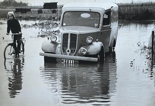 Ihållande regn i Brunnby 1954 orsakade översvämning med ett vattenstånd på 45 cm. I Skättekärrs by var ca 75 meter av byavägen helt under vattenmassor.