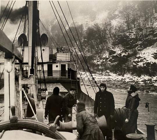 Besättningen på "Flora Nomicos", som gått på klipporna vid Kullaberg den 26 januari 1955, satt fast i 3-4 dagar innan bogserbåten Tyr lyckades rädda båten.