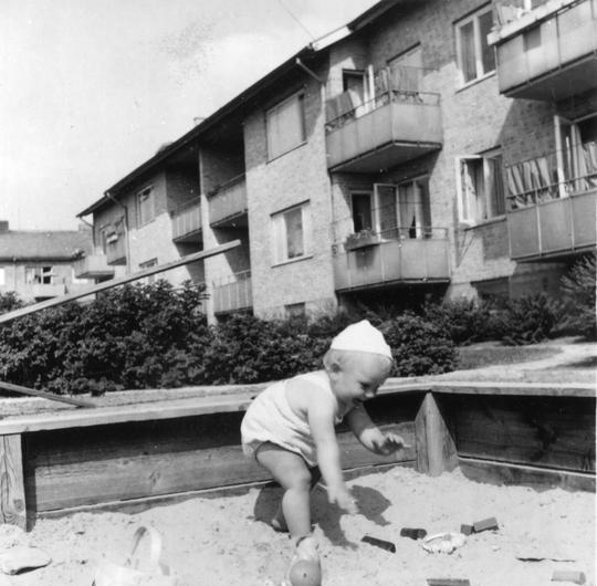 Linnégatan 3 och 5 1955, pojken i sandlådan är Claes Olofsson