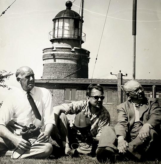 Bilden är tagen under en inspelning av ett radioprogram; från Kullens horisont den 21/6 1957. Till vänster Fyrmästare Edler på Kullens fyr, reporter Rune Moberg och rektor Olof S Eriksson.