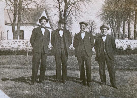 Fyra män framför kyrkan