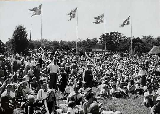 Publiken som tittade på Operation Kullen 1955 vid Ladarp på Kullaberg.