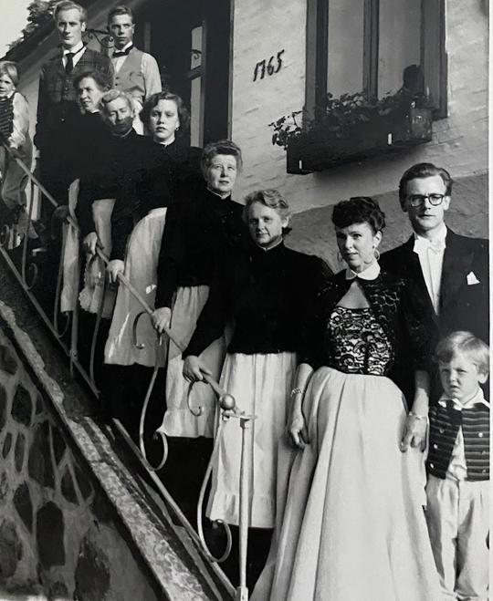 Arilds hotell firade 50 års jubileum 1954. Personal i sekelskifteskläder dagen till ära.